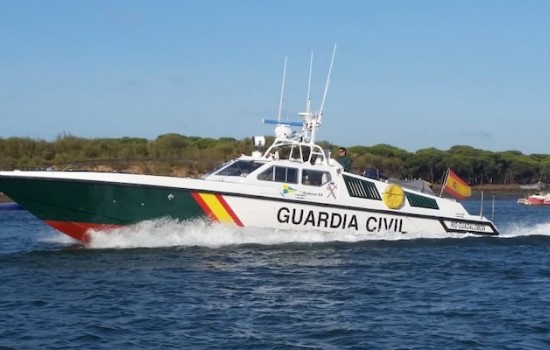 Lancha de la Guardia Civil realizando misión de vigilancia fronteriza